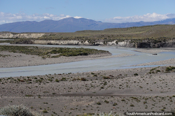 Zona de ro y montaas lejanas en el camino hacia El Chaltn. (720x480px). Argentina, Sudamerica.