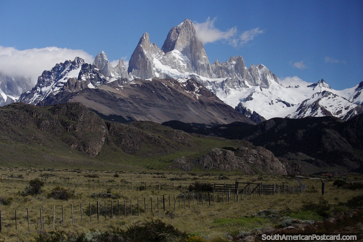 El pico Fitz Roy tiene 3405 m de altura, a la izquierda est el pico Poincenot, El Chalten. (720x480px). Argentina, Sudamerica.