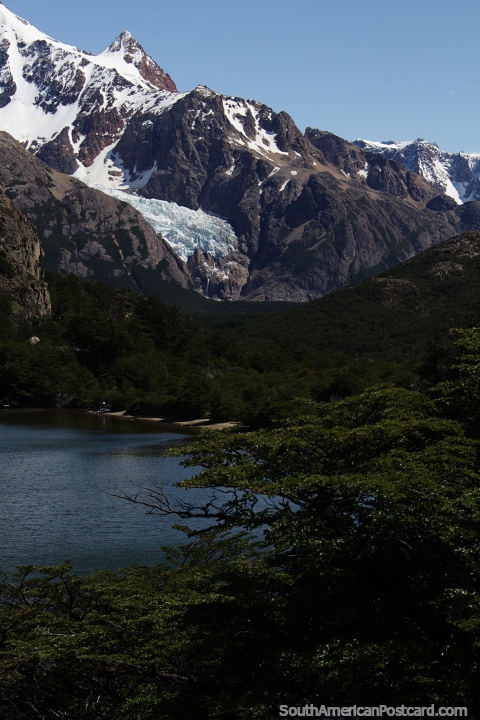Pequena geleira no terreno rochoso de El Chalten. (480x720px). Argentina, Amrica do Sul.