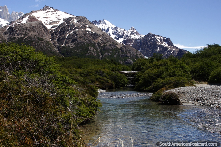 Puente de madera para 1 persona sobre el ro fro en el Parque Nacional Los Glaciares en El Chalten. (720x480px). Argentina, Sudamerica.