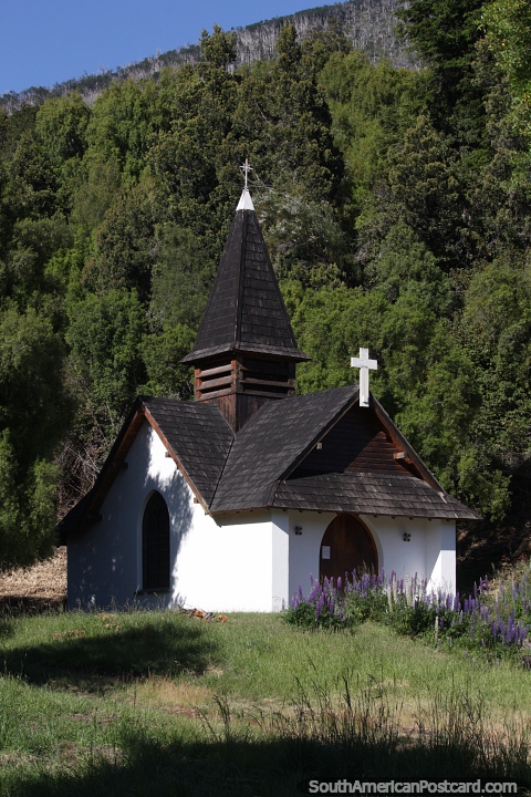 Pequena igreja no deserto no Parque Nacional de Alerces em Esquel. (480x720px). Argentina, Amrica do Sul.