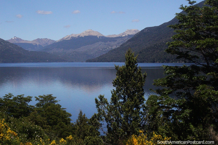 Lago Mascardi, belas águas azuis e paisagens em Bariloche. (720x480px). Argentina, América do Sul.