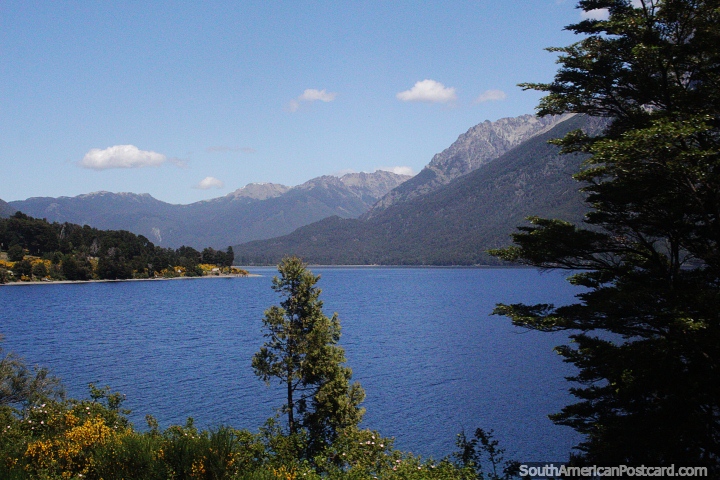 Lago Gutiérrez, uno de tantos lagos alrededor de Bariloche. (720x480px). Argentina, Sudamerica.