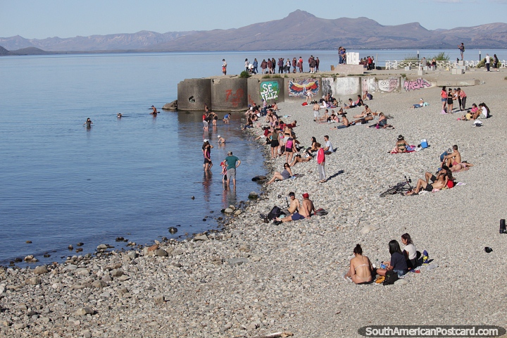 La playa pedregosa en el lago de Bariloche es popular en diciembre. (720x480px). Argentina, Sudamerica.