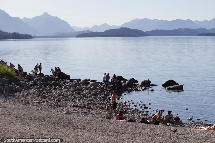Aguas tranquilas del lago Nahuel Huapi, agradable escenario de playa en Bariloche. (720x480px). Argentina, Amrica do Sul.