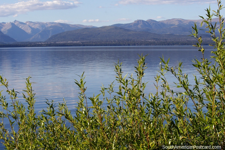 Lago Nahuel Huapi em Bariloche com montanhas ao redor. (720x480px). Argentina, América do Sul.