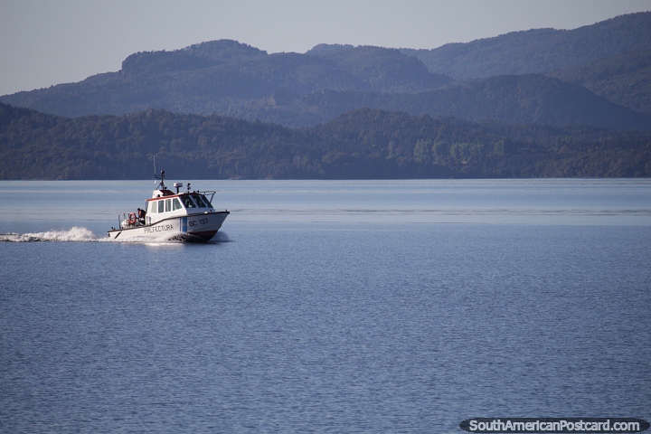 Barco da guarda costeira acelera ao longo do lago em Bariloche. (720x480px). Argentina, América do Sul.