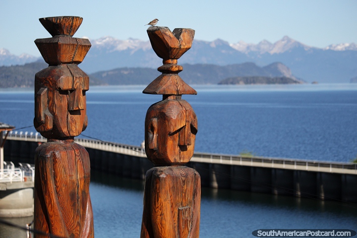 Par de esculturas de madeira ao lado do lago em Bariloche. (720x480px). Argentina, América do Sul.