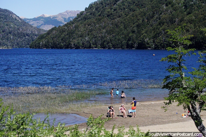 La gente disfruta de la playa en el lago Falkner, al sur de San Martn de los Andes. (720x480px). Argentina, Sudamerica.