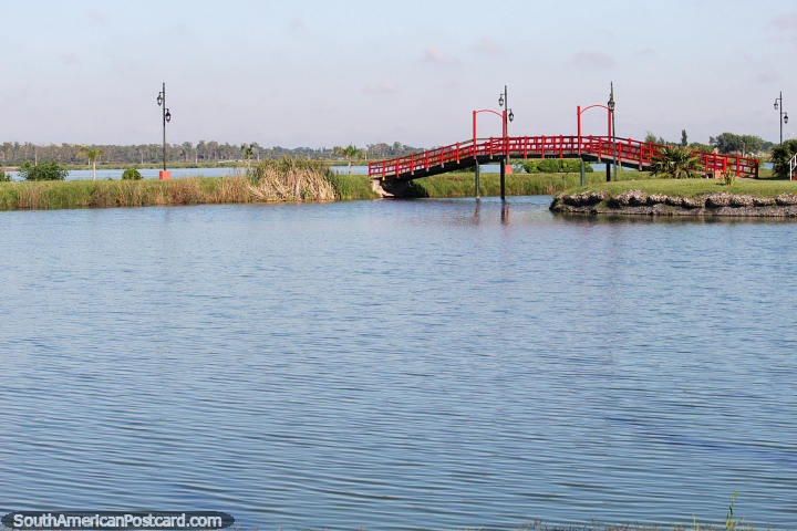 Ponte vermelha da ilha para a zona ribeirinha em Santa Rosa. (720x480px). Argentina, Amrica do Sul.