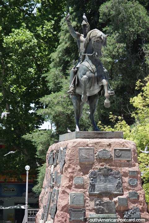 Plaza San Martin com Jos San Martin a cavalo, monumento de bronze, San Rafael. (480x720px). Argentina, Amrica do Sul.
