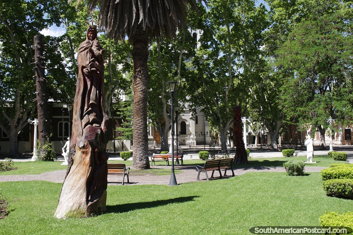 Woman and baby carved from a tree trunk on the lawns of Plaza San Martin in San Rafael. (720x480px). Argentina, South America.
