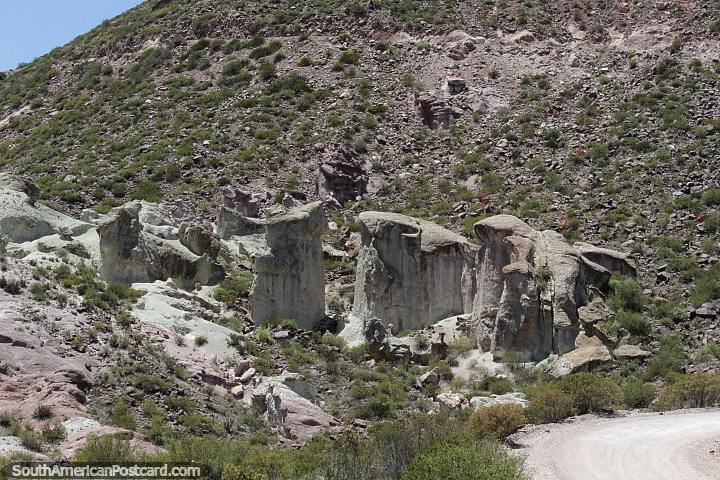 Formaes rochosas como uma verso pequena de Stonehenge no canyon Atuel, San Rafael. (720x480px). Argentina, Amrica do Sul.