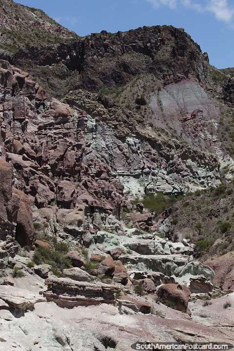 Eles chamam essa formao rochosa de museu de cera no canyon Atuel em San Rafael. (480x720px). Argentina, Amrica do Sul.