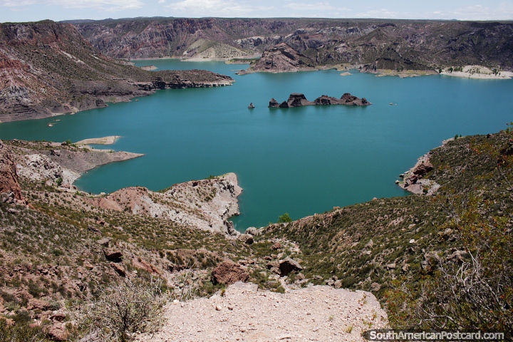 Embalse Valle Grande con una isla negra rodeada de roca volcnica, can Atuel, San Rafael. (720x480px). Argentina, Sudamerica.