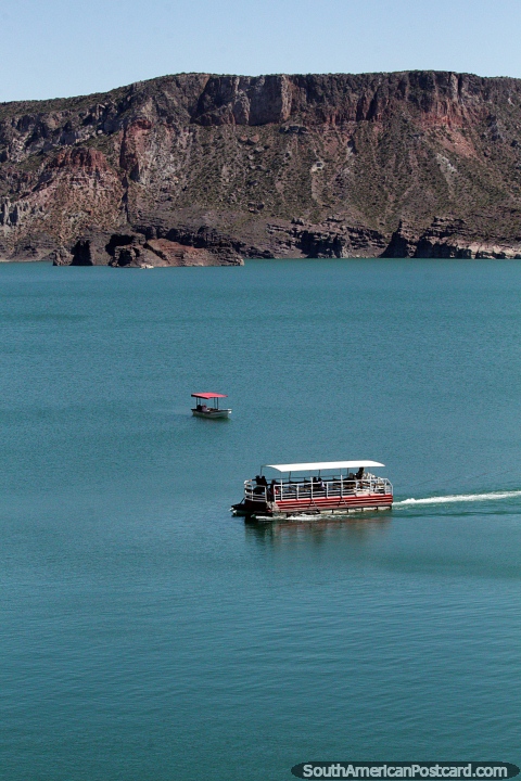 Barco de passageiros no reservatrio Valle Grande, desfrute de um cruzeiro aqui, canyon Atuel, San Rafael. (480x720px). Argentina, Amrica do Sul.