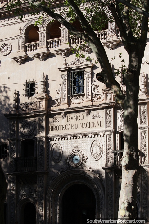 Fachada do edifcio do Banco Nacional Hipotecario com relgio e arcos em Mendoza. (480x720px). Argentina, Amrica do Sul.