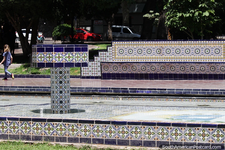 Fonte e assentos em estilo espanhol, muito decorativos na Plaza Espana em Mendoza. (720x480px). Argentina, Amrica do Sul.