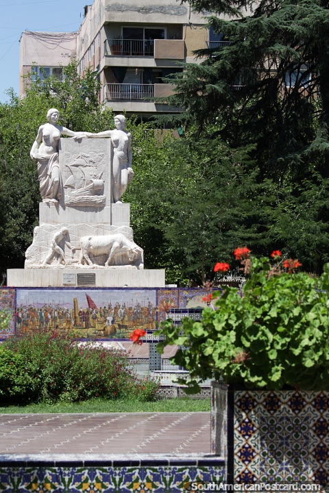 La Plaza de Espaa en Mendoza est bien decorada con azulejos, flores y monumentos. (480x720px). Argentina, Sudamerica.