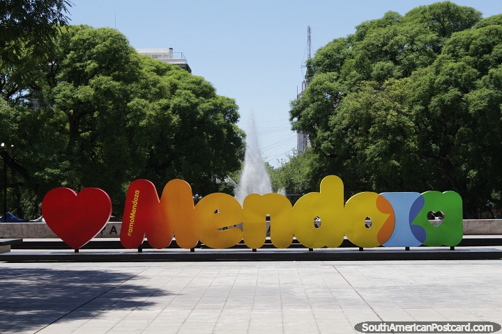 Me encanta Mendoza, gran cartel de colores y un gran lugar para fotos en la Plaza Independencia. (720x480px). Argentina, Sudamerica.