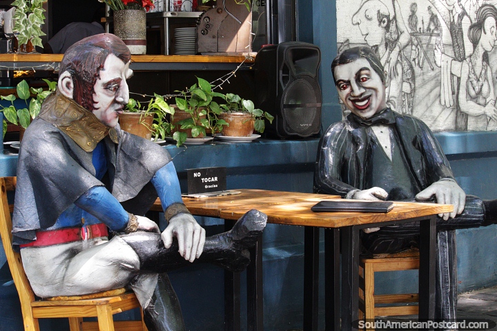 2 figuras esto sentadas em uma mesa de centro em Mendoza, Carlos Gardel  direita, como em La Boca, Buenos Aires. (720x480px). Argentina, Amrica do Sul.