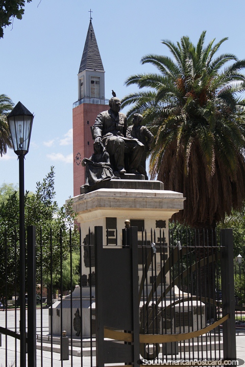 Plaza 25 de Mayo en San Juan con monumento, palmeras y torre del reloj detrs. (480x720px). Argentina, Sudamerica.