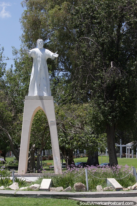 Padre Juan Luis Fansolato (1905-1994). monumento en el Parque de Mayo en San Juan. (480x720px). Argentina, Sudamerica.