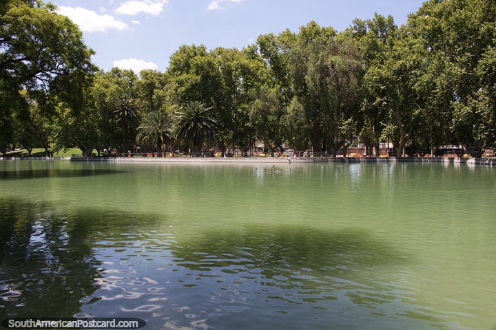 Caminhe ao redor da grande lagoa no Parque Mayo em San Juan. (720x480px). Argentina, Amrica do Sul.
