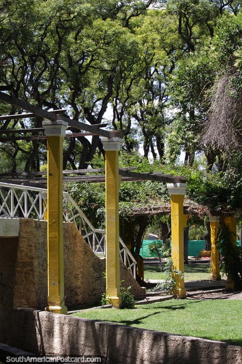 Ponte com colunas amarelas altas sob rvores em Parque Mayo em San Juan. (480x720px). Argentina, Amrica do Sul.