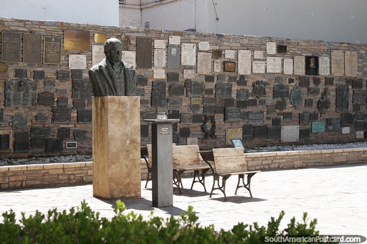 Busto do presidente Sarmiento e muitas placas de bronze na casa de seu nascimento em San Juan. (720x480px). Argentina, Amrica do Sul.