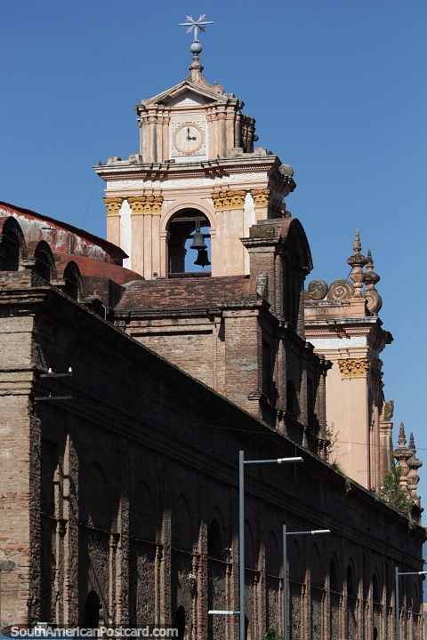 Vista por trs da igreja de So Francisco em Catamarca. (480x720px). Argentina, Amrica do Sul.