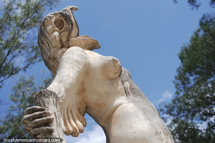 Mulher com cabea e asas de pssaros, maior que a vida, trabalho de cermica no parque em Santiago del Estero. (720x480px). Argentina, Amrica do Sul.