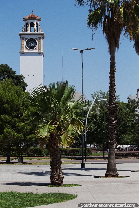 Torre del reloj de la casa de gobierno en la Plaza San Martn en Santiago del Estero. (480x720px). Argentina, Sudamerica.