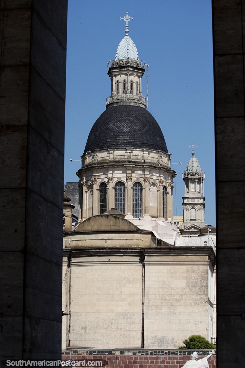 Catedral Basílica Nuestra Señora del Rosario, vista de la cúpula a través de un arco, Rosario. (480x720px). Argentina, Sudamerica.