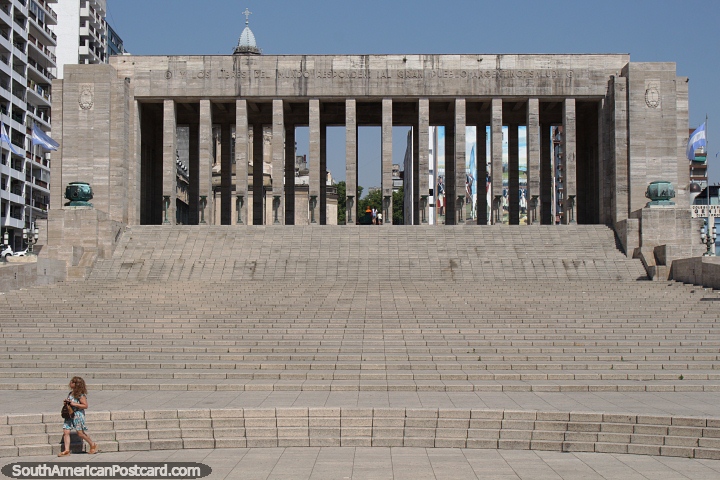 Memorial da Bandeira Nacional, enorme monumento e atrao turstica em Rosrio. (720x480px). Argentina, Amrica do Sul.