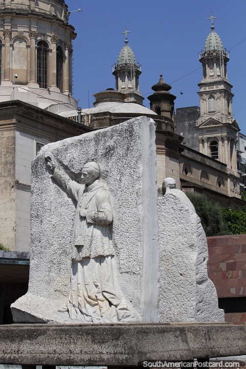 Figura religiosa, monumento abaixo das torres da catedral de Rosário. (480x720px). Argentina, América do Sul.