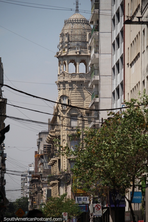 Belo edifício antigo com uma torre com varanda e arcos em Rosário. (480x720px). Argentina, América do Sul.