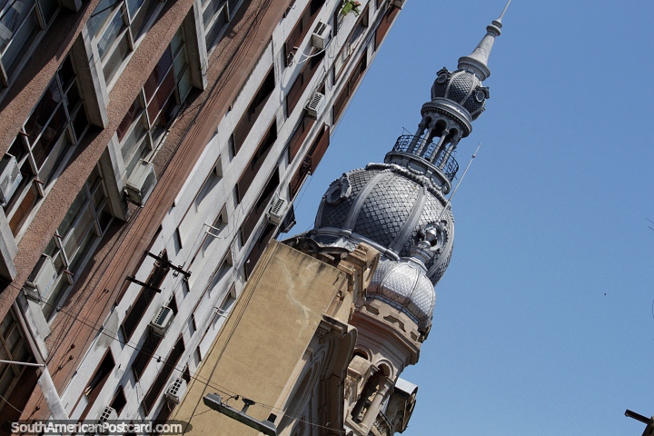 Impresionante cpula con un pequeo balcn en la parte superior de este edificio en Rosario. (720x480px). Argentina, Sudamerica.