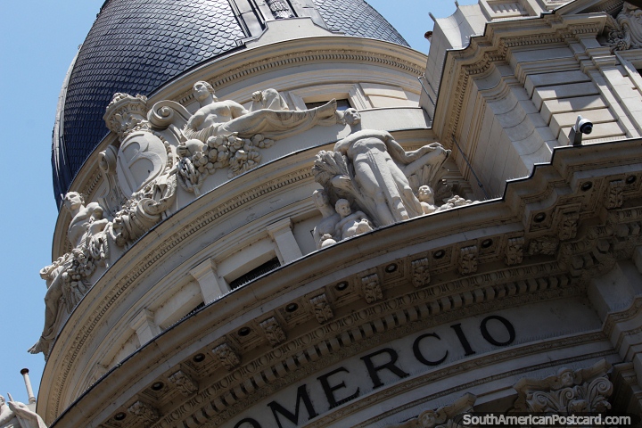 Impresionante fachada del edificio de la Casa de Comercio con figuras en la parte superior en Rosario. (720x480px). Argentina, Sudamerica.