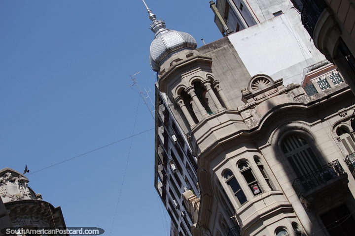 Rosario es una ciudad interesante para caminar y descubrir los edificios y torres antiguas. (720x480px). Argentina, Sudamerica.