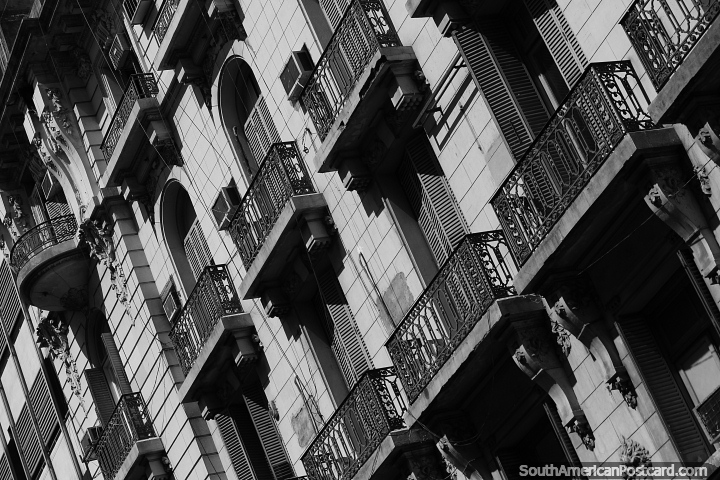 Las fachadas hacen patrones interesantes con extraños ángeles, balcones en Rosario. (720x480px). Argentina, Sudamerica.