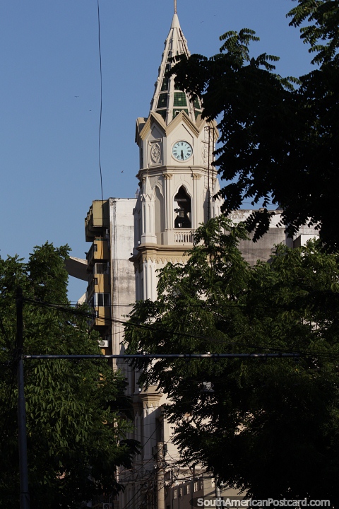 Parroquia Santa Rosa de Lima, iglesia con torre de reloj en Rosario. (480x720px). Argentina, Sudamerica.