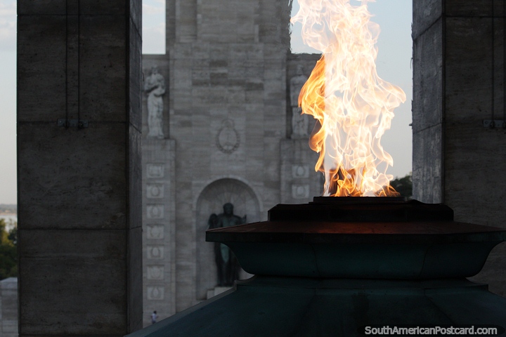 A chama eterna queima e nunca para no grande monumento da bandeira de Rosário. (720x480px). Argentina, América do Sul.