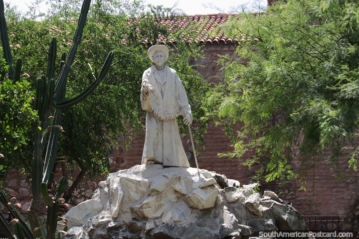 Beato José Gabriel del Rosario Brochero, o primeiro santo, nascido em 1840, monumento em Córdoba. (720x480px). Argentina, América do Sul.
