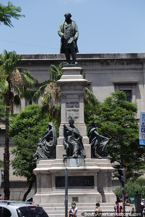 Dr. Dalmacio Velez Sarsfield (1800-1875), advogado e político que redigiu o Código Civil, monumento em Córdoba. (480x720px). Argentina, América do Sul.