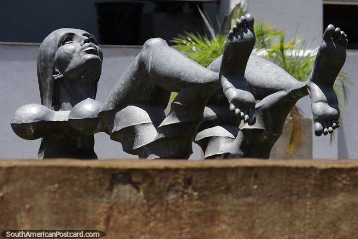 Laguna Virtual, escultura en hierro de Marcelo Hepp en Crdoba, mujer bandose. (720x480px). Argentina, Sudamerica.