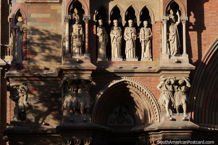 Fachada frontal acima do arco com várias figuras da Igreja dos Capuchinhos em Córdoba. (720x480px). Argentina, América do Sul.