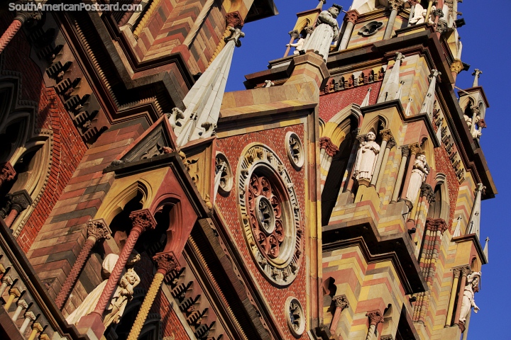 Arquitetura incrível, a fachada espetacular da Igreja dos Capuchinhos em Córdoba. (720x480px). Argentina, América do Sul.