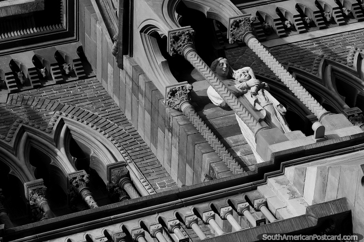 Mulher e criana entre colunas com arcos ao redor, a fachada da Igreja dos Capuchinhos em Crdoba. (720x480px). Argentina, Amrica do Sul.