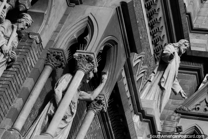 Figuras religiosas y la intrincada fachada de la Iglesia de los Capuchinos en Crdoba. (720x480px). Argentina, Sudamerica.